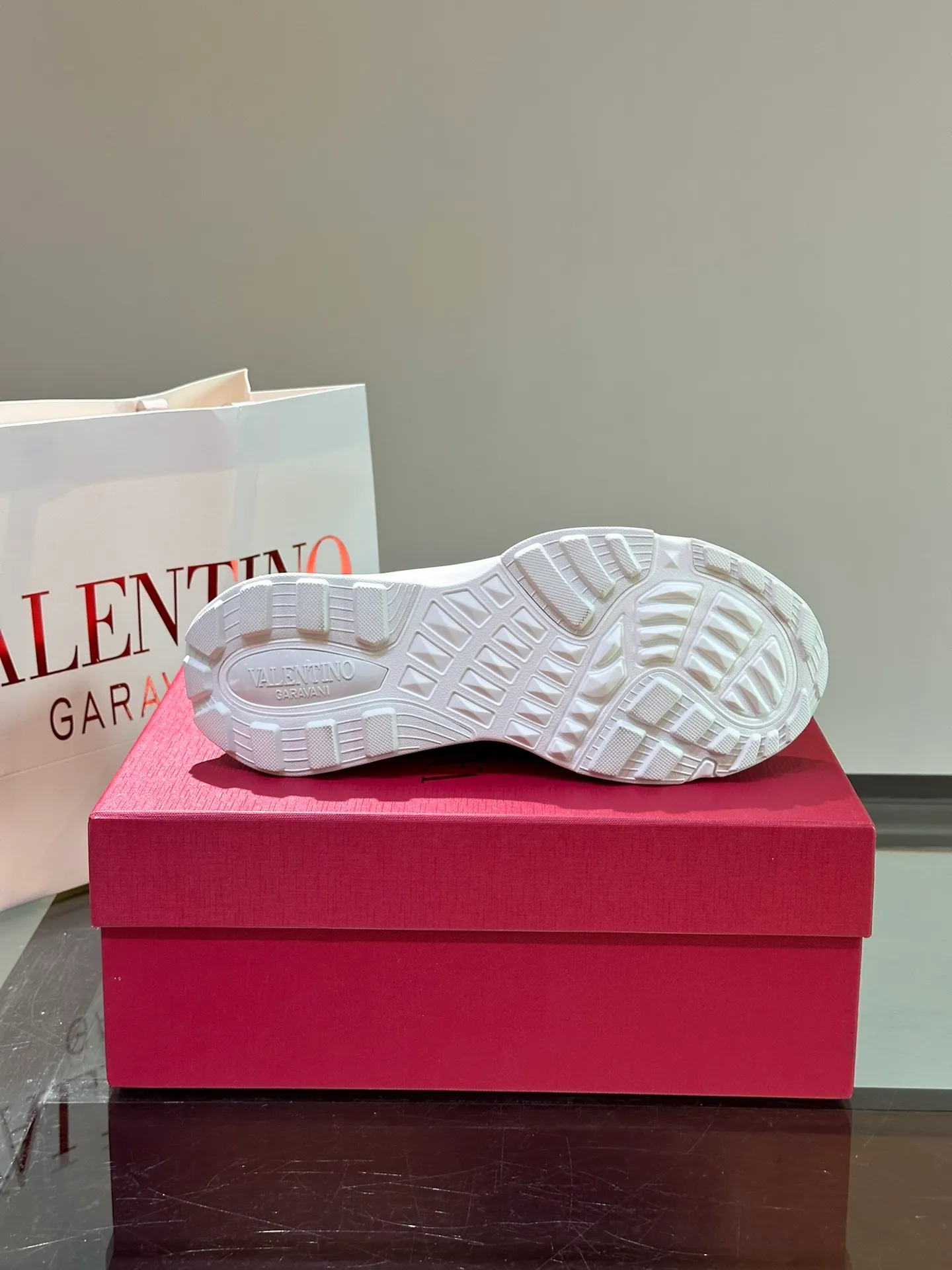 P520¥ Valentino/Valentino GaravaniTotaloopV logo new sports shoes, with leather details, silk screen printing on the tongue, combined with outsole, really easy to wear and very comfortable ~ Comes with 5 cm height increase✔️A must-have pair for fashionable men and beautiful women in summer! Size: 38-46